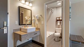 Suite, 1 cama de matrimonio grande, no fumadores, chimenea | Baño | Ducha y bañera combinadas y artículos de higiene personal gratuitos