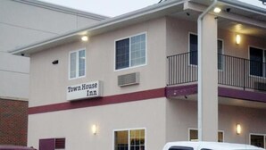 A two-story building with a sign reading "Town House Inn." - Townhouse Inn & Suites (Omaha)