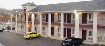Townhouse Inn & Suites