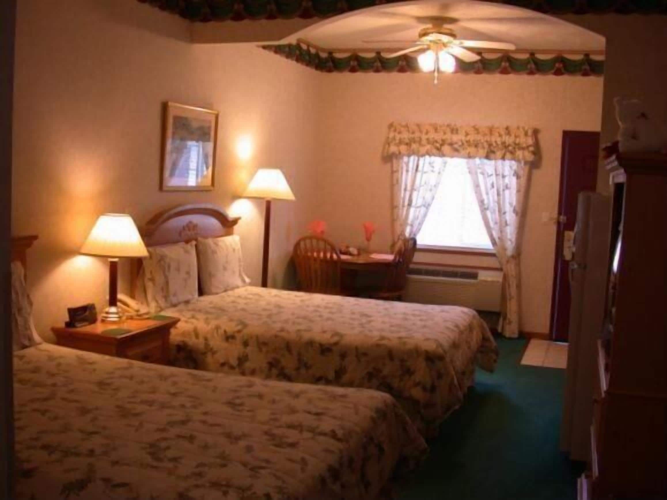 デスク、アイロン / アイロン台、ベビーベッド (無料)、WiFi (無料)