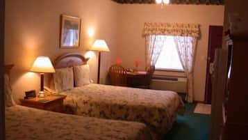 Een bureau, een strijkplank/strijkijzer, gratis babybedden, gratis wifi