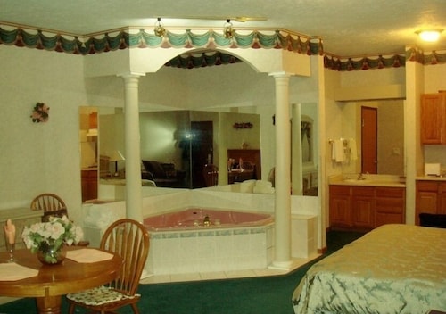 Townhouse Inn & Suites