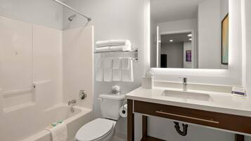 Bañera con ducha, secador de pelo, toallas, jabón