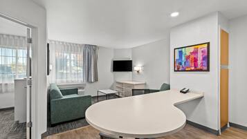 Bureau, rideaux occultants, fer et planche Ă repasser