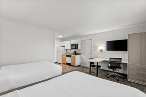 Escritorio, cortinas blackout y tabla de planchar con plancha