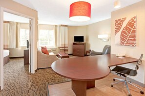 Escritorio, cortinas opacas, tabla de planchar con plancha
