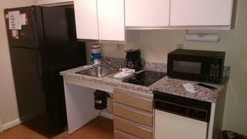 Grand réfrigérateur, micro-ondes, plaque de cuisson, lave-vaisselle