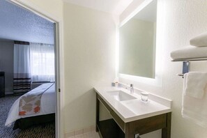 Standard Room, 1 Queen Bed, Non Smoking | Bathroom | Combined shower/bathtub, hair dryer, towels, soap