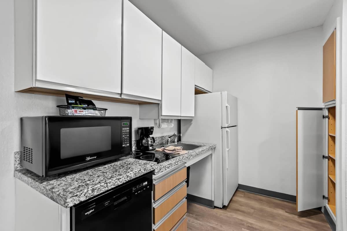 Suite, 1 grand lit et 1 canapé-lit, accessible aux personnes à mobilité réduite (Roll-In Shower)