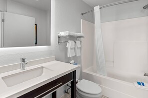 Standaard kamer, 1 queensize bed, niet-roken | Een bureau, verduisterende gordijnen, een strijkplank/strijkijzer