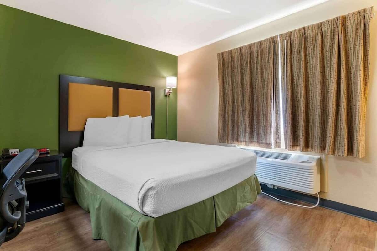Desk, laptop workspace, iron/ironing board, free WiFi