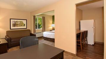Deluxe Studio, 1 Queen Bed with Sofa bed, Non Smoking | Desk, laptop workspace, iron/ironing board, free WiFi