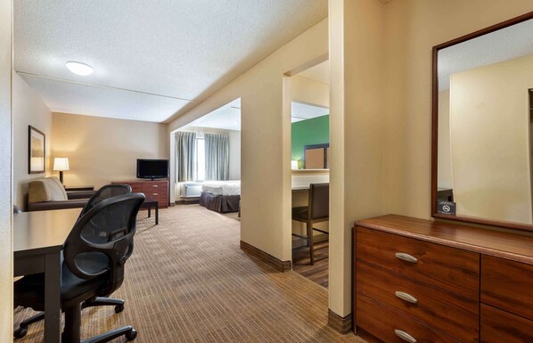 Deluxe Studio, Multiple Beds, Non Smoking | Desk, laptop workspace, free WiFi, bed sheets