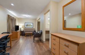 Deluxe Studio, 1 Queen Bed with Sofa bed, Non Smoking | Desk, laptop workspace, free WiFi, bed sheets