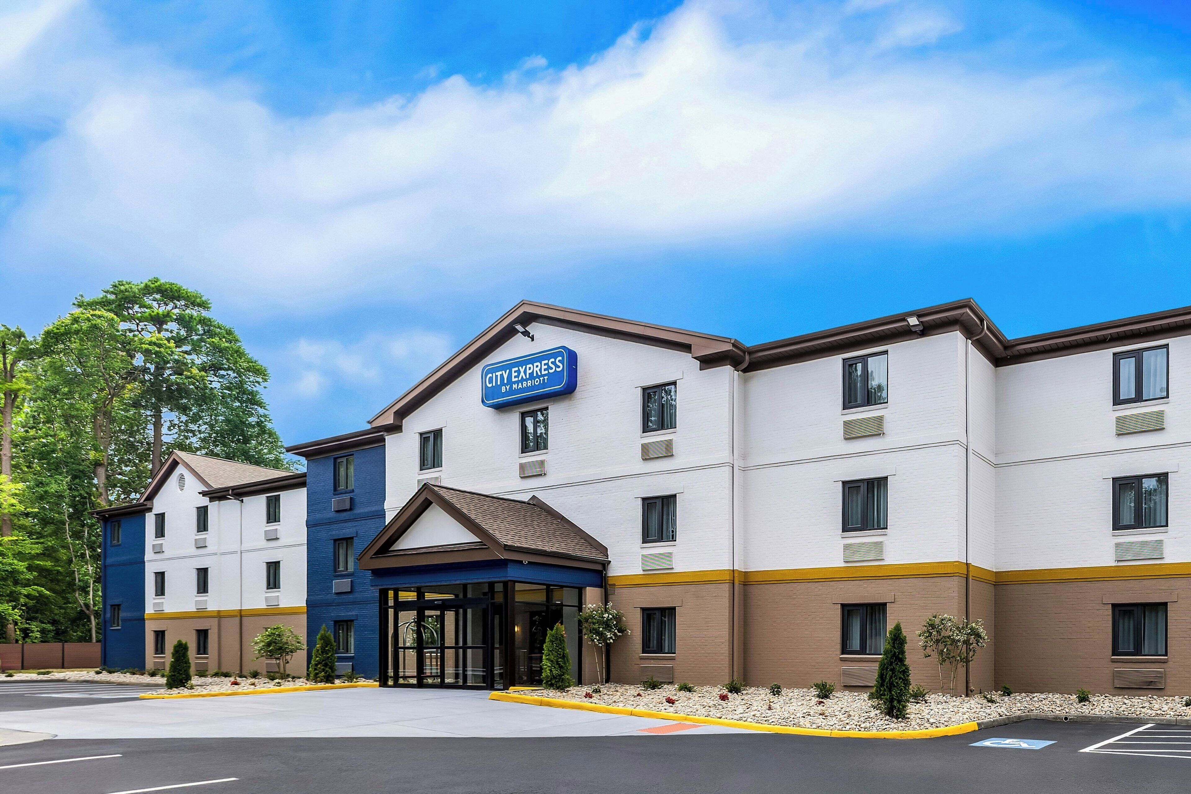 Un hotel de varios pisos con un letrero que dice 'City Express by Marriott'.