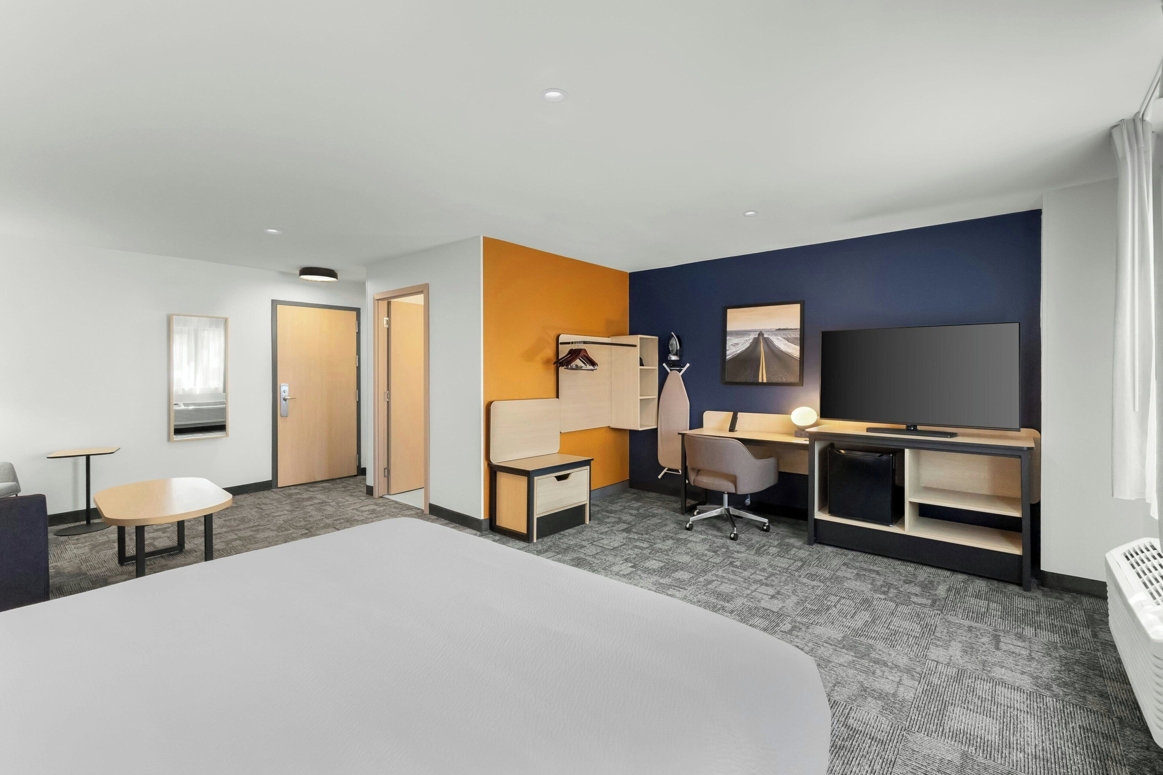 Standard Room, 1 King Bed with Sofa bed | Premium bedding, down duvets, pillow-top beds, desk
