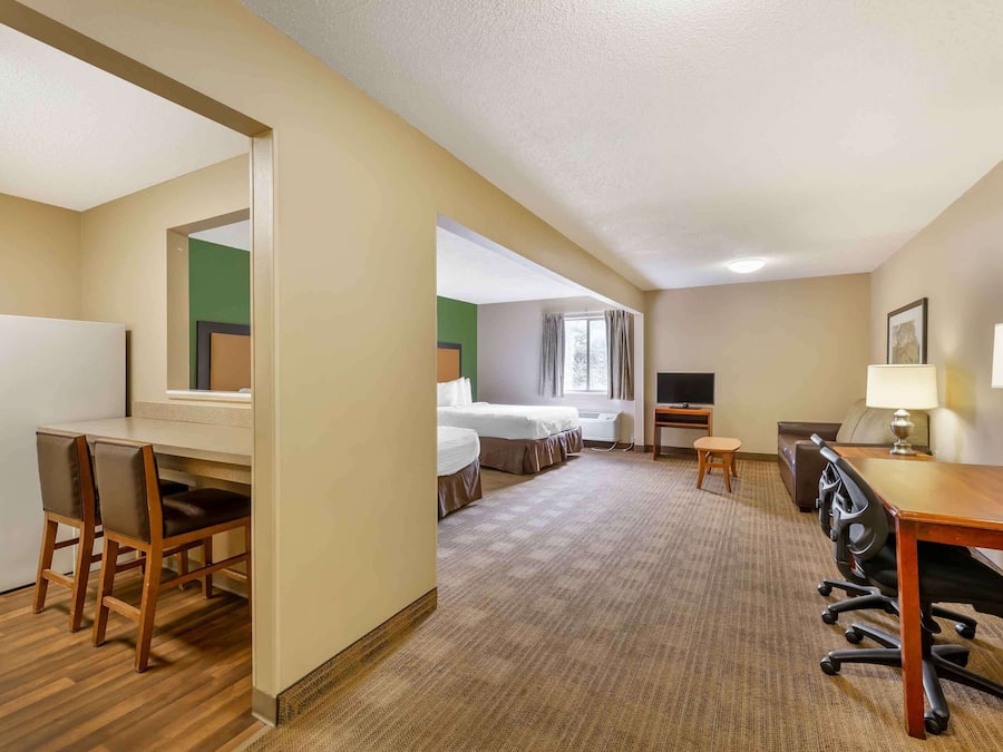 Deluxe Studio, Multiple Beds, Non Smoking | Desk, laptop workspace, iron/ironing board, free WiFi