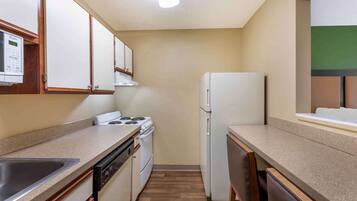 Desk, laptop workspace, iron/ironing board, free WiFi