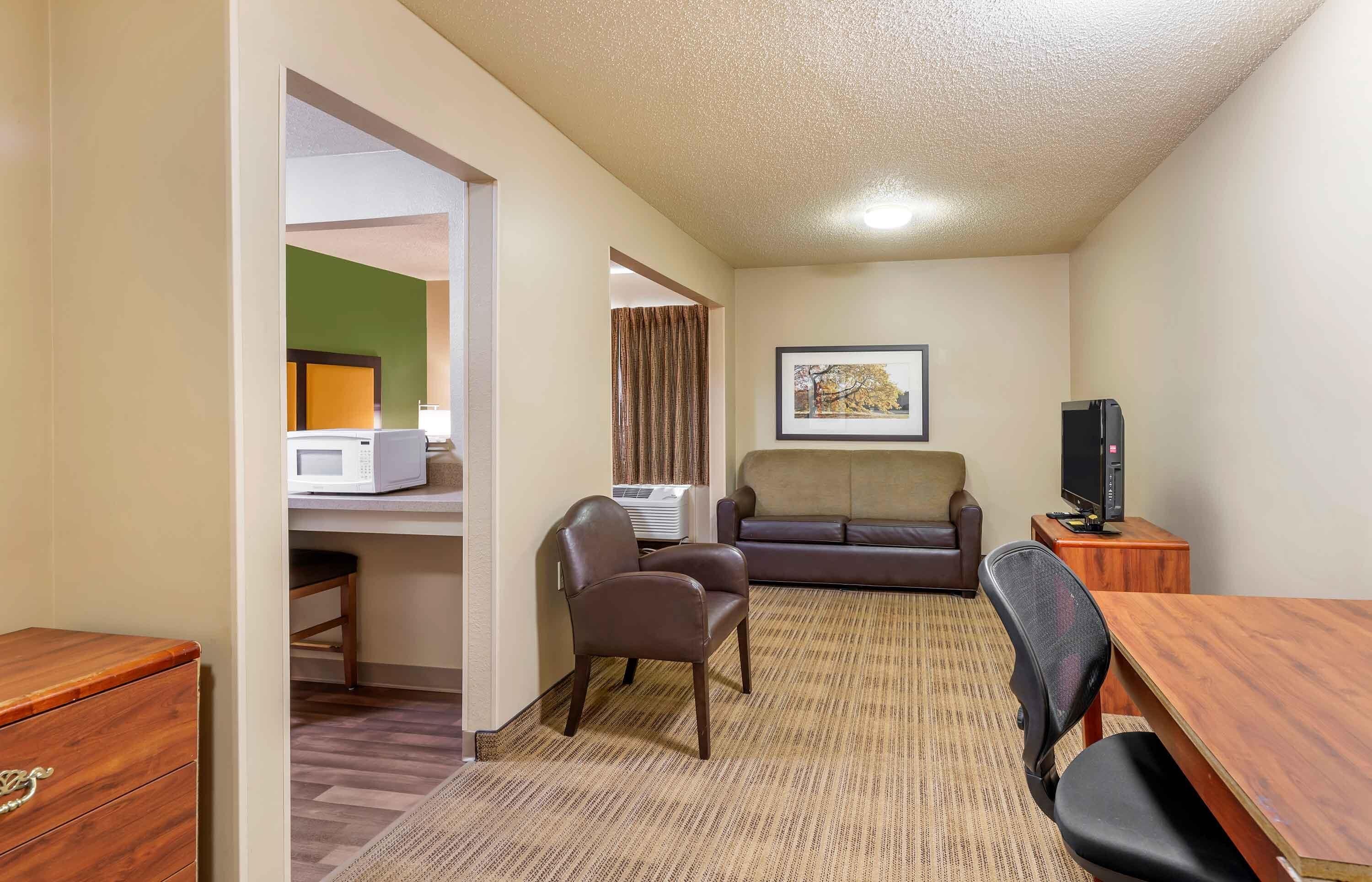 Deluxe Studio, 1 Queen Bed with Sofa bed, Non Smoking | Desk, laptop workspace, iron/ironing board, WiFi (free)