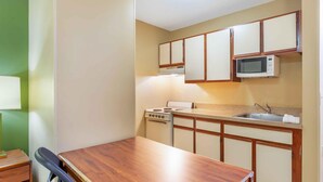 Studio, 1 Queen Bed, Non Smoking | Private kitchen | Fridge, microwave, stovetop - Extended Stay America Select Suites Richmond Innsbrook (Glen Allen)