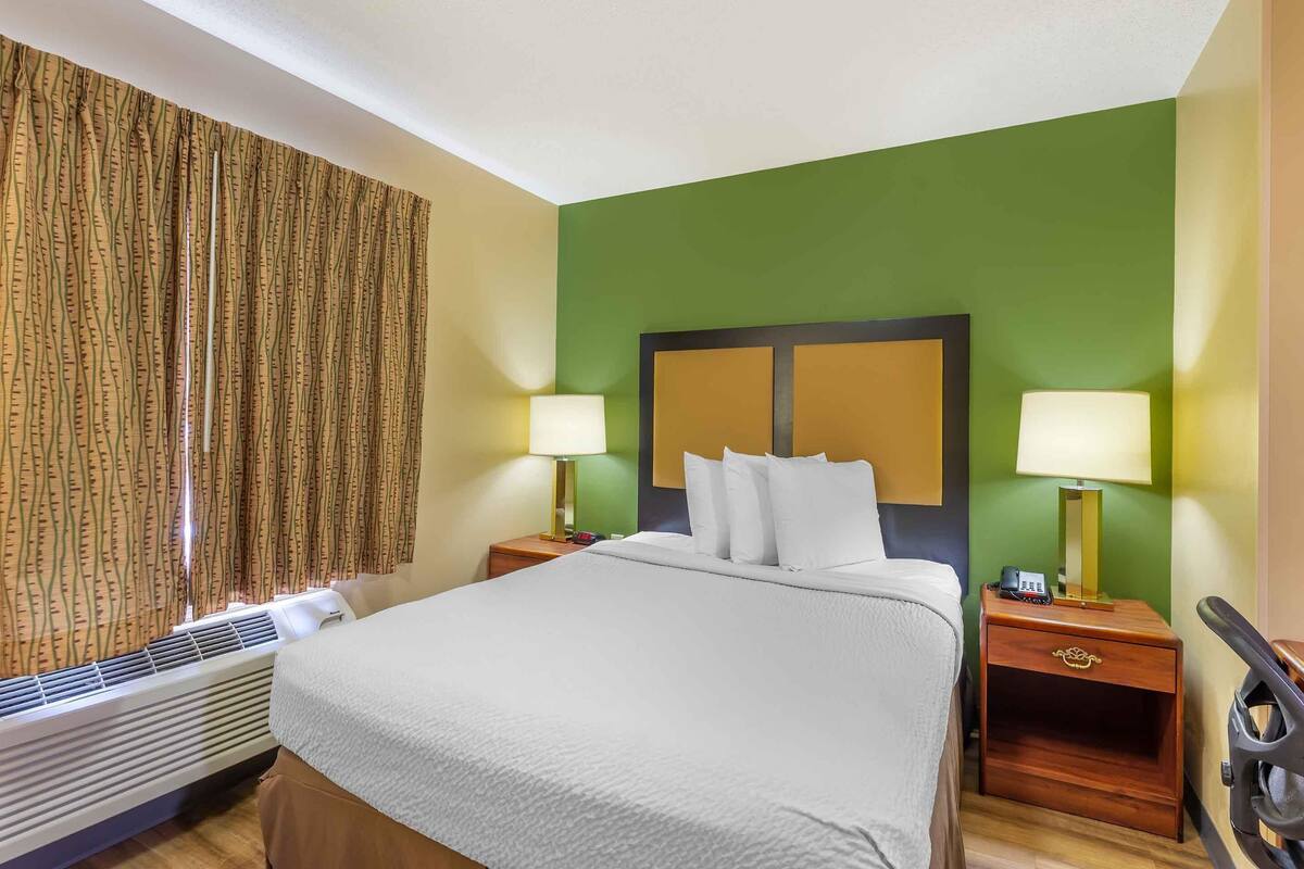 Studio, 1 Queen Bed, Non Smoking | Desk, laptop workspace, iron/ironing board, WiFi (free)