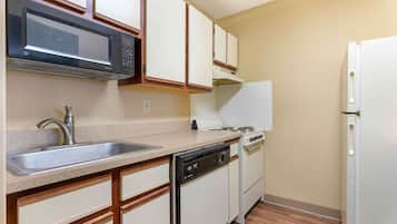 Deluxe Studio, Multiple Beds, Non Smoking | Desk, iron/ironing board, free WiFi, bed sheets