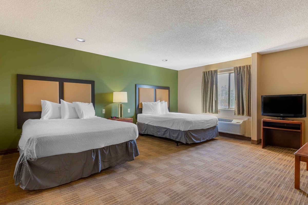 deluxe studio, multiple beds, non smoking | desk, iron/ironing board, free wifi, bed sheets