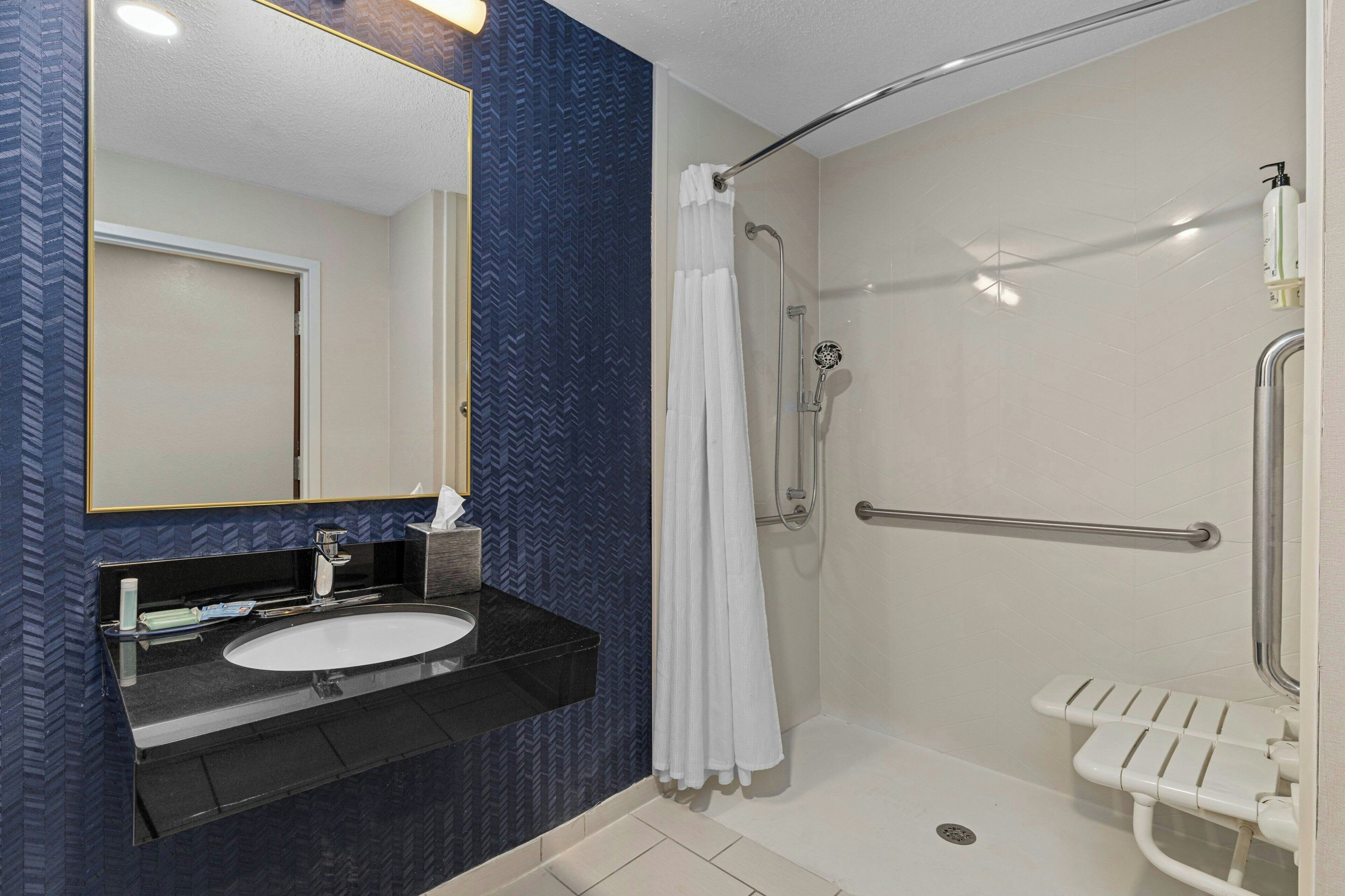 Combined shower/tub, free toiletries, hair dryer, towels