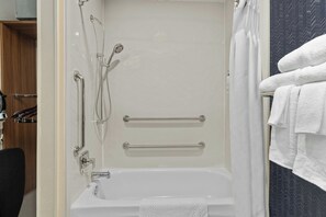 Combined shower/tub, free toiletries, hair dryer, towels