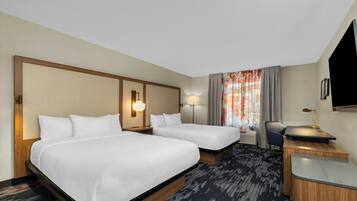 Kamer, 2 tweepersoonsbedden | Luxe beddengoed, een bureau, verduisterende gordijnen