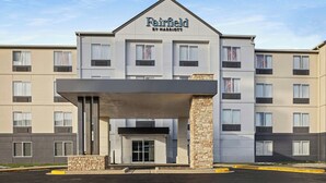 Fairfield by Marriott -hotelli, jossa on moderni julkisivu, useita ikkunoita ja keskeinen sisäänkäynti.