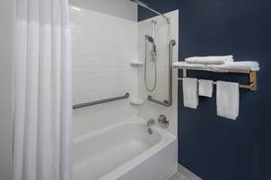 Combined shower/tub, free toiletries, hair dryer, towels