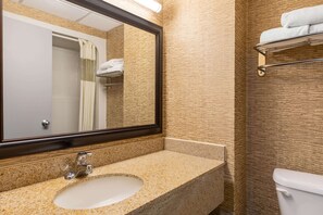 Combined shower/bathtub, deep-soaking bathtub, free toiletries - Howard Johnson by Wyndham Gillette (Gillette)