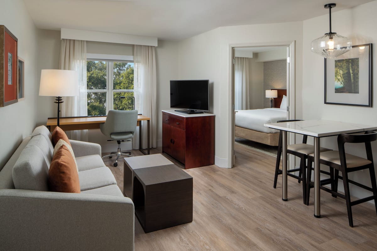 42-tums platt-tv med kabelkanaler, tv och Netflix