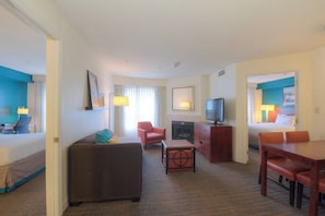 1 habitación, caja de seguridad en la habitación y escritorio