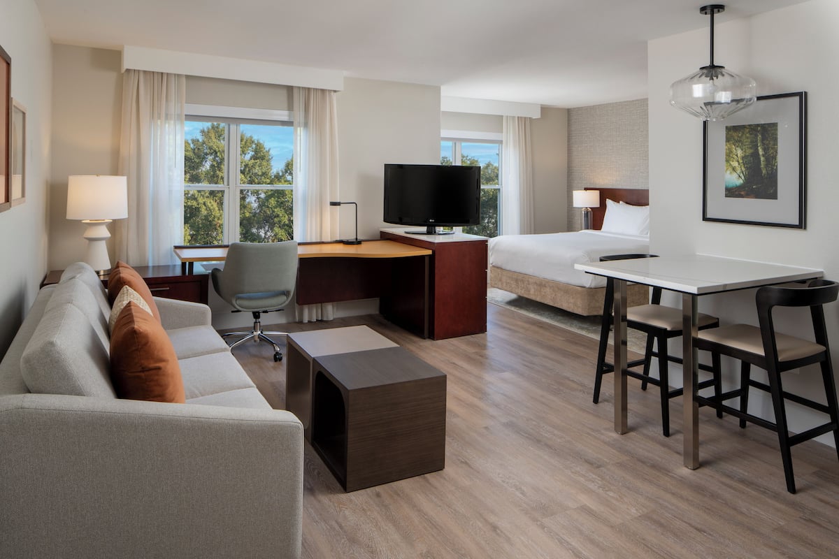 42-tums platt-tv med kabelkanaler, tv och Netflix