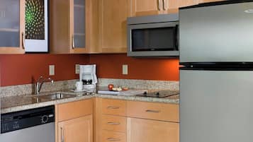 Frigorífico grande, microondas, placa de cocina y lavavajillas