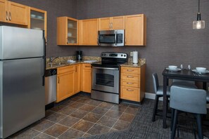 Superior-sviitti, useita sänkyjä (Two Bedroom Suite - Two Queens) | Yksityinen keittiö | Jääkaappi, mikroaaltouuni, liesi, astianpesukone