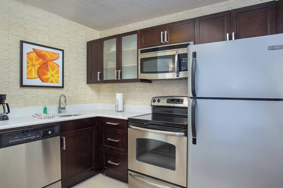 fridge, microwave, stovetop, dishwasher