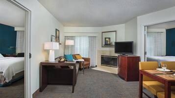 Meja, ruang kerja komputer riba, seterika/papan seterika