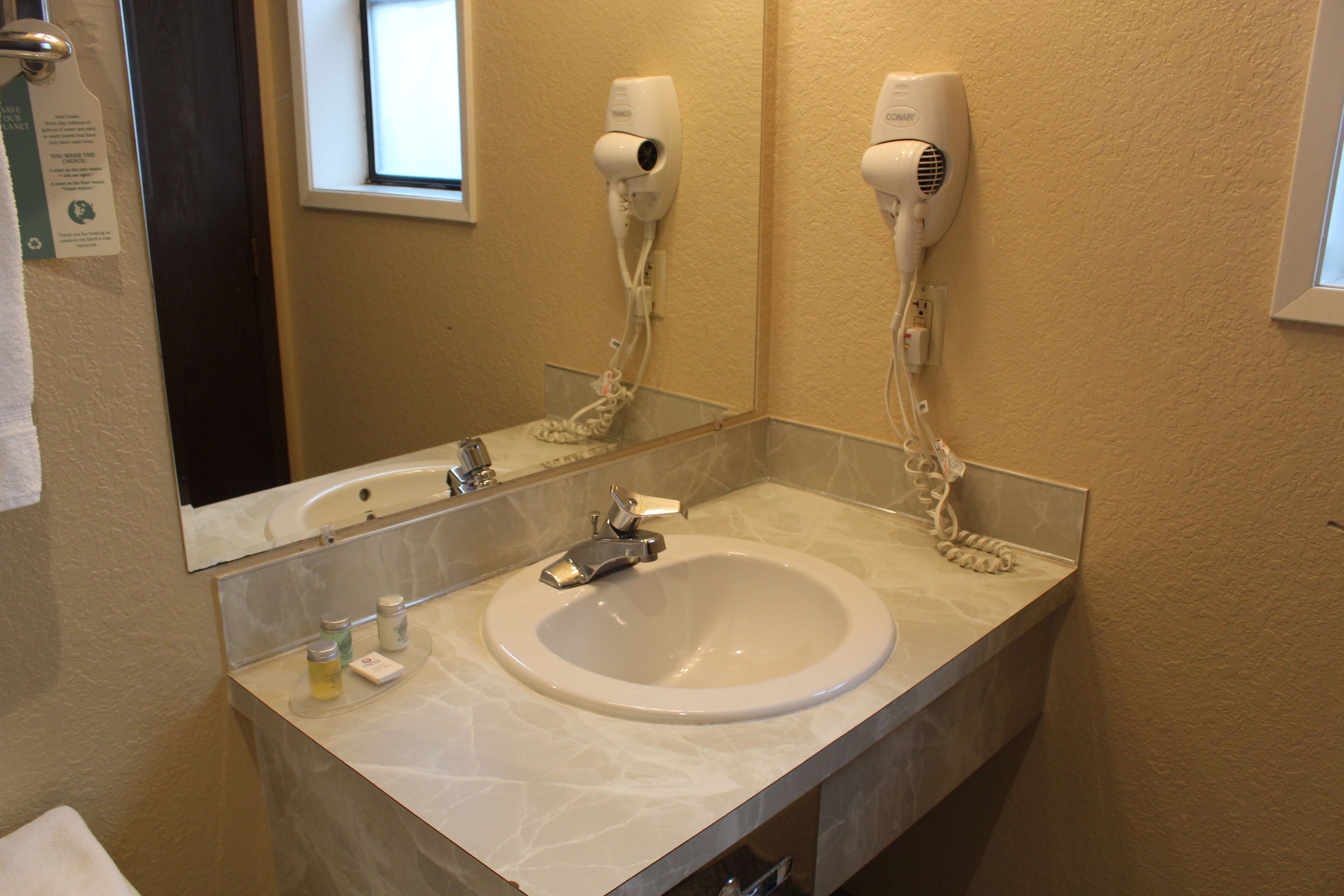 standard room, 1 king bed, non smoking | bathroom sink