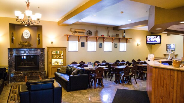 Un restaurant doté d’une cheminée, d’un espace salon et d’un téléviseur.