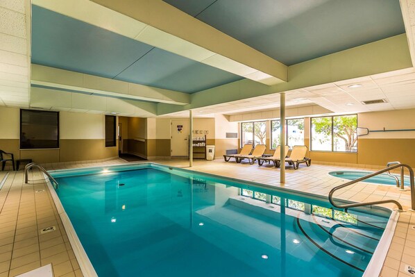 من حمّامات السباحة المغطاة