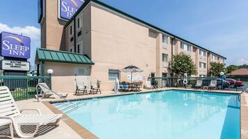 Una piscina al aire libre de temporada