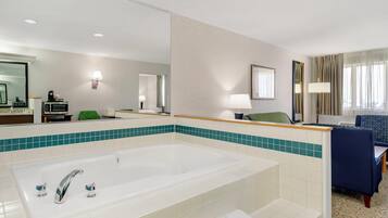 Suite, 1 letto king con divano letto, non fumatori, idromassaggio | Una cassaforte in camera, una scrivania, postazione laptop