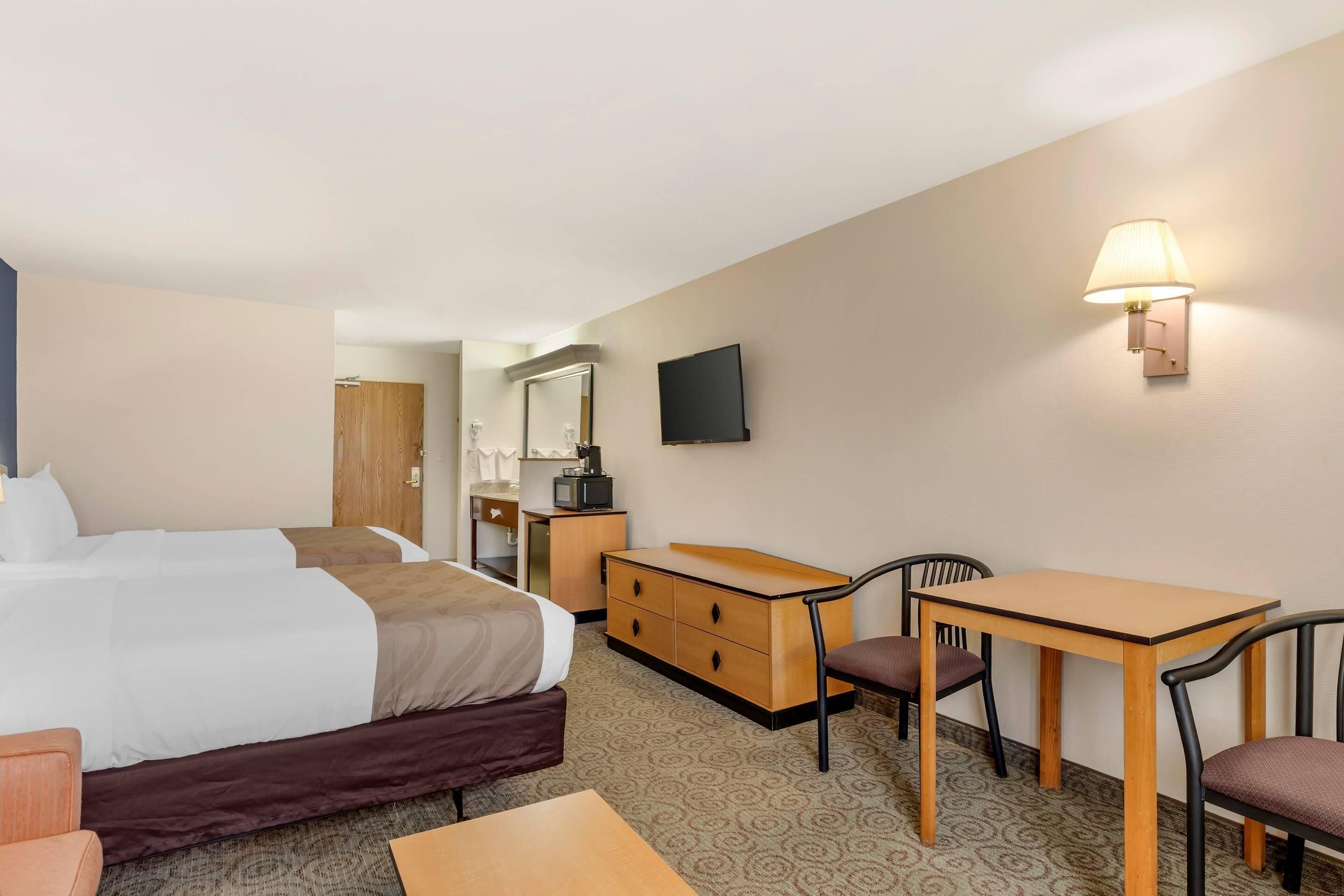 Chambre classique, 2 grands lits, non-fumeur | Bureau, espace de travail pour ordinateurs portables
