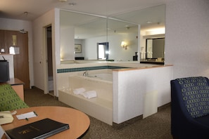 Suite, 1 King-Bett und Schlafsofa, Nichtraucher, Whirlpool | Zimmersafe, Schreibtisch, laptopgeeigneter Arbeitsplatz