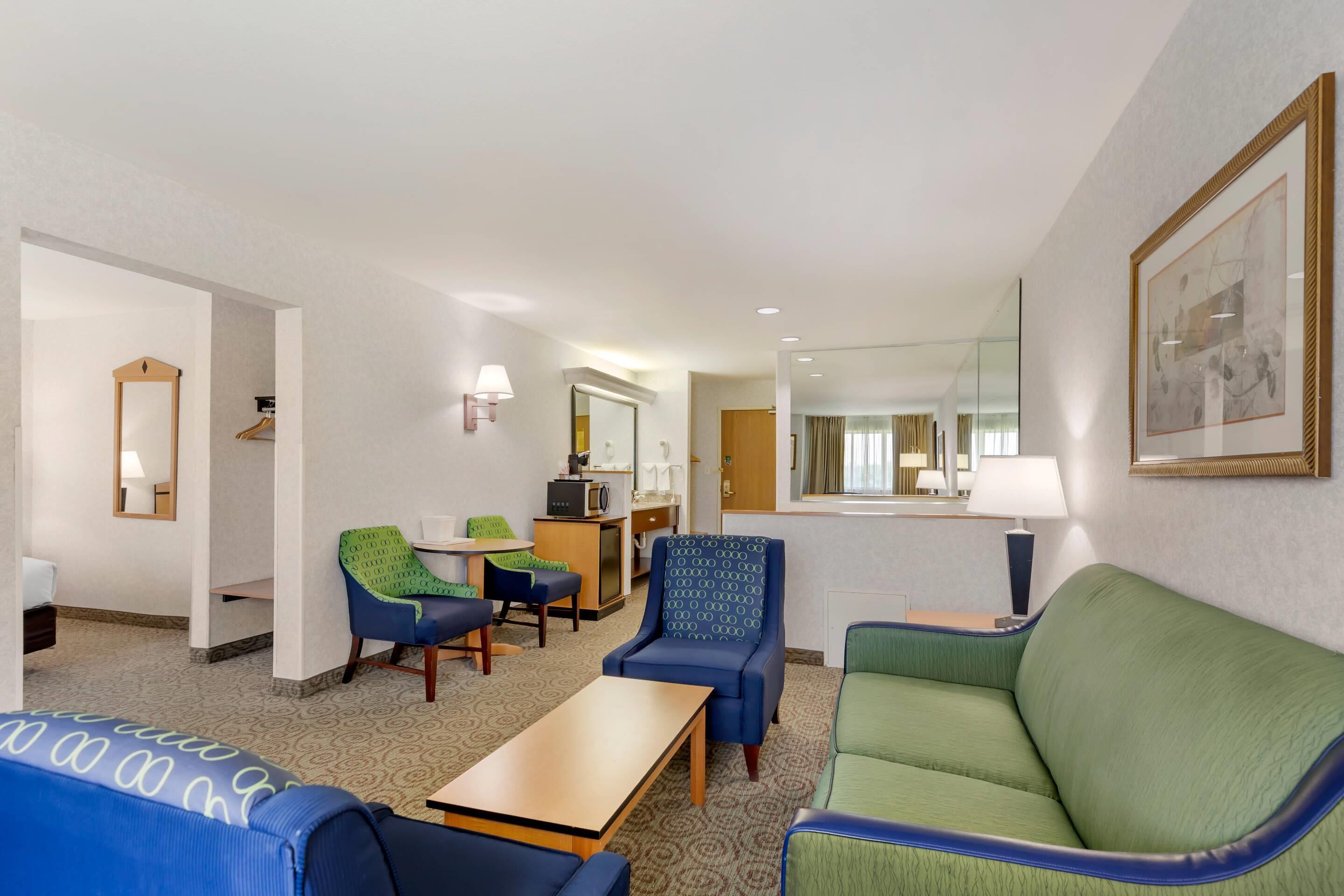 Suite, 1 King Bed with Sofa bed, Non Smoking, Jetted Tub | In-room safe, desk, laptop workspace, blackout curtains