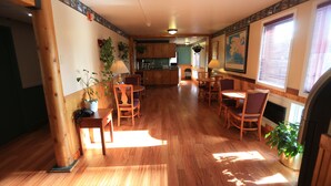 Breakfast area - Longhouse Alaskan (Anchorage)