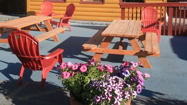 Terrace/patio - Longhouse Alaskan (Anchorage)